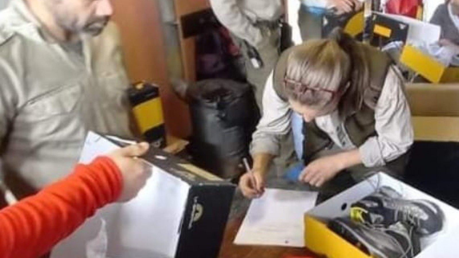 Luego de seis meses de reclamo, los brigadistas de rescate de El Chaltén recibieron botas nuevas