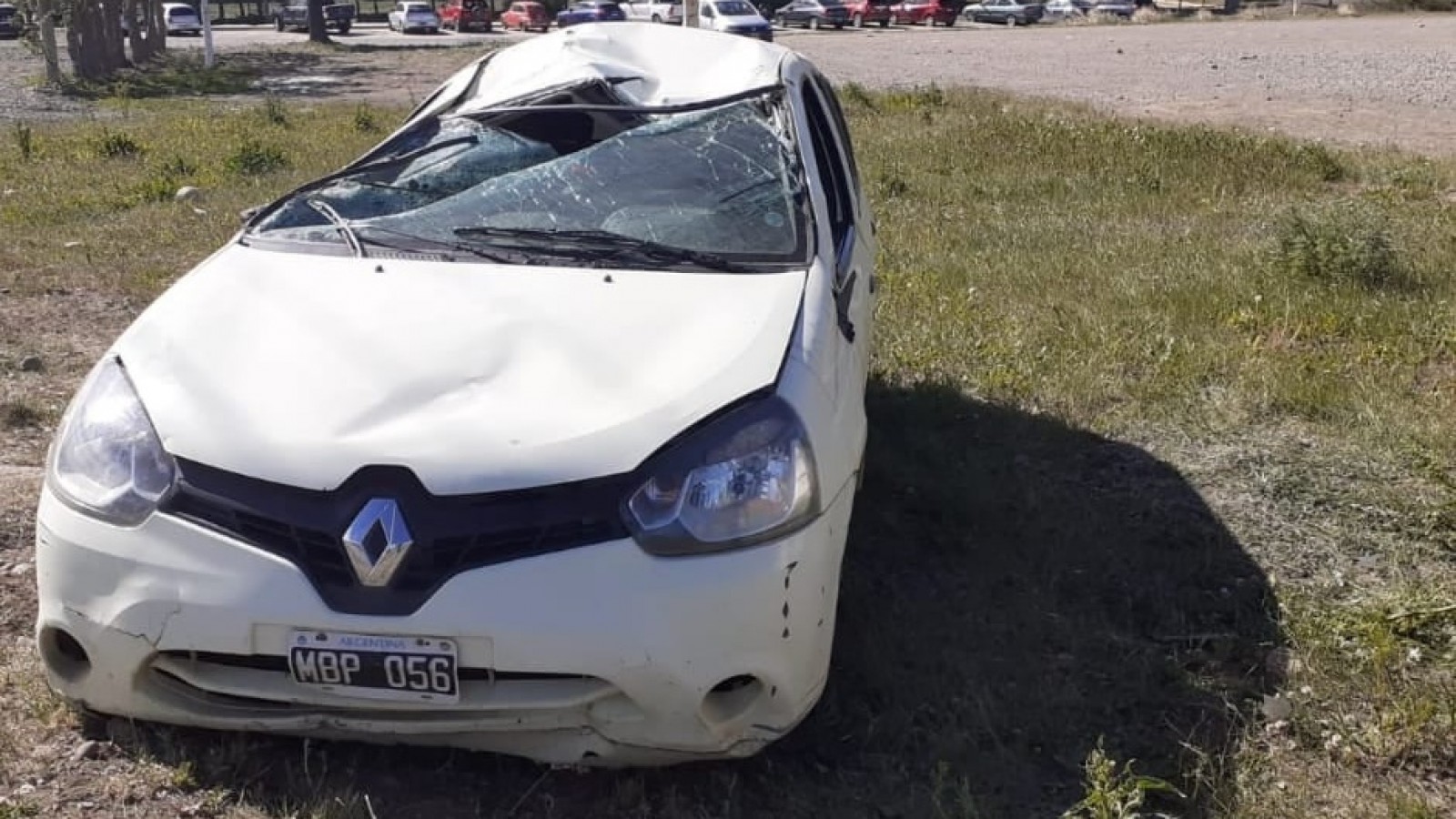 Volcó y fue a parar dentro del patio de un colegio
