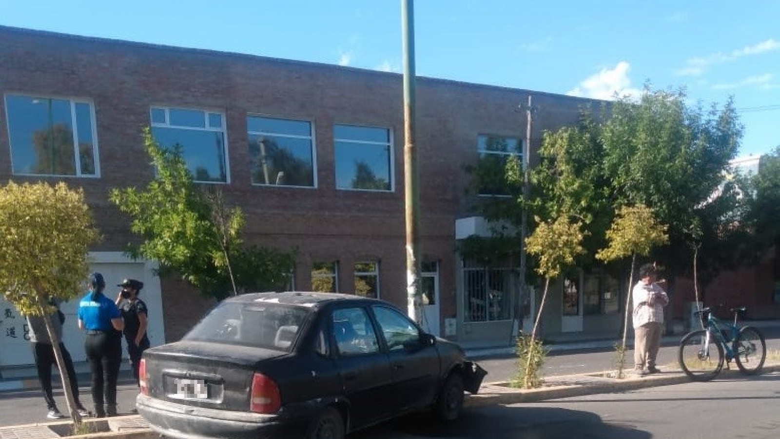 Manejaba borracho y se estrelló contra un poste de luz