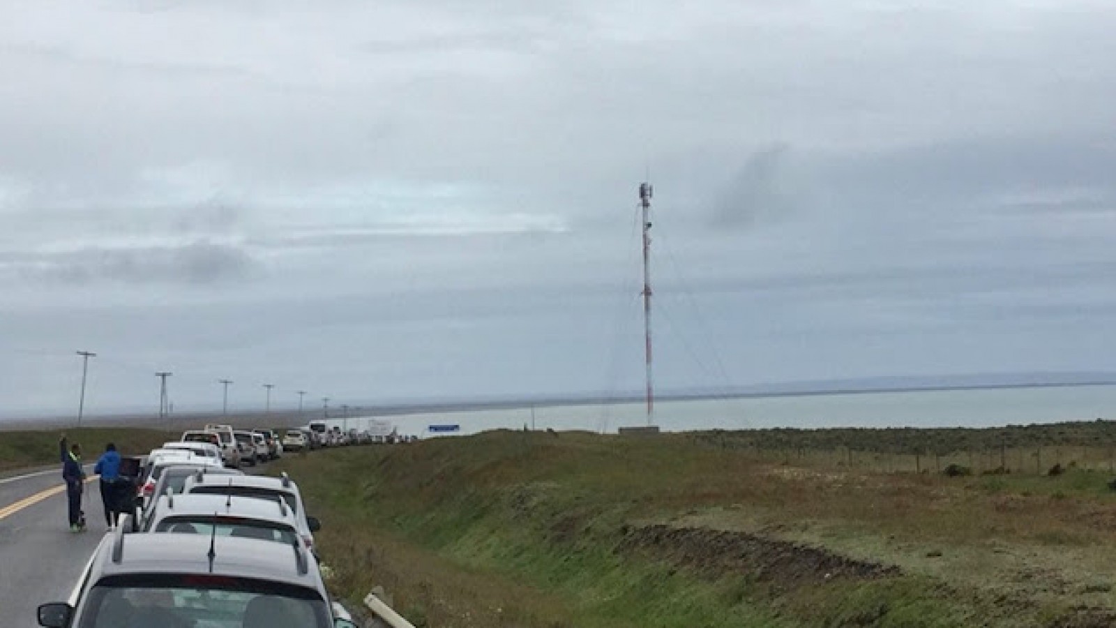 Dos kilómetros de fila de vehículos para salir de Tierra del Fuego por el Paso San Sebastián