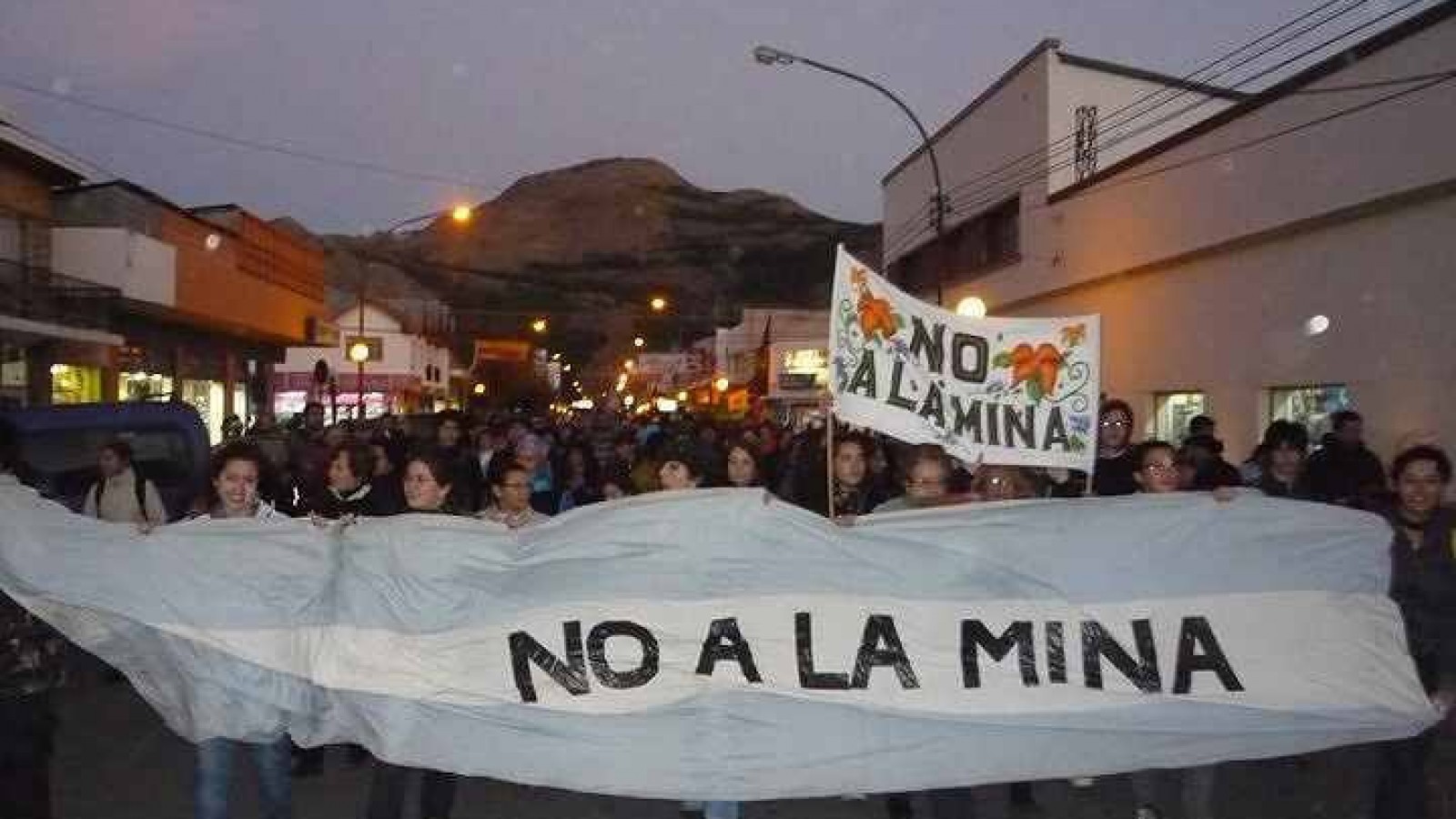 Chubut: tras las masivas movilizaciones el gobernador Arcioni anunció que suspenderá la ley de Zonificación Minera e impulsará un plebiscito