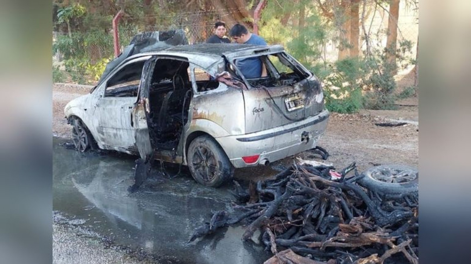 Llevaba leña para el asado de las fiestas y se le prendió fuego el auto
