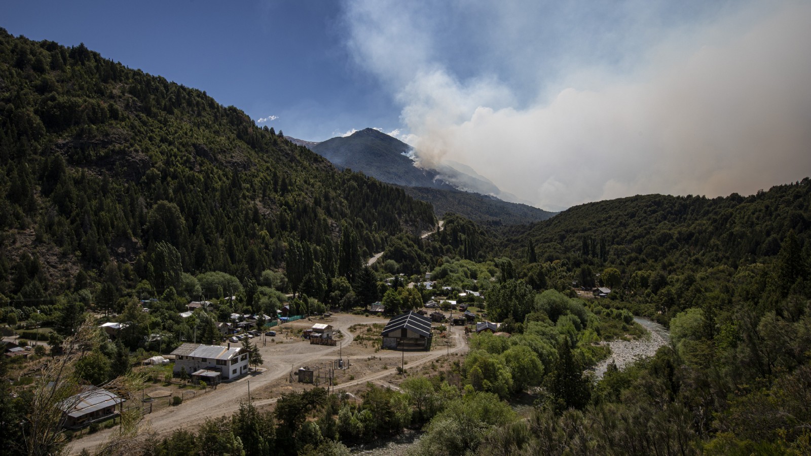 Declaran la emergencia ígnea en el país mientras combaten los incendios en la Patagonia