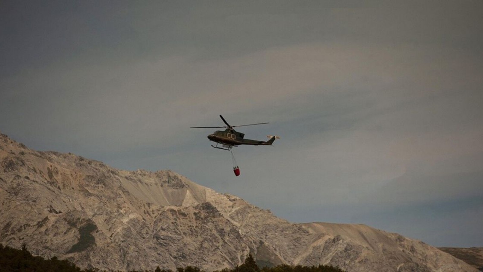 Cayó un helicóptero que combatía el fuego en Aluminé y fallecieron sus dos ocupantes
