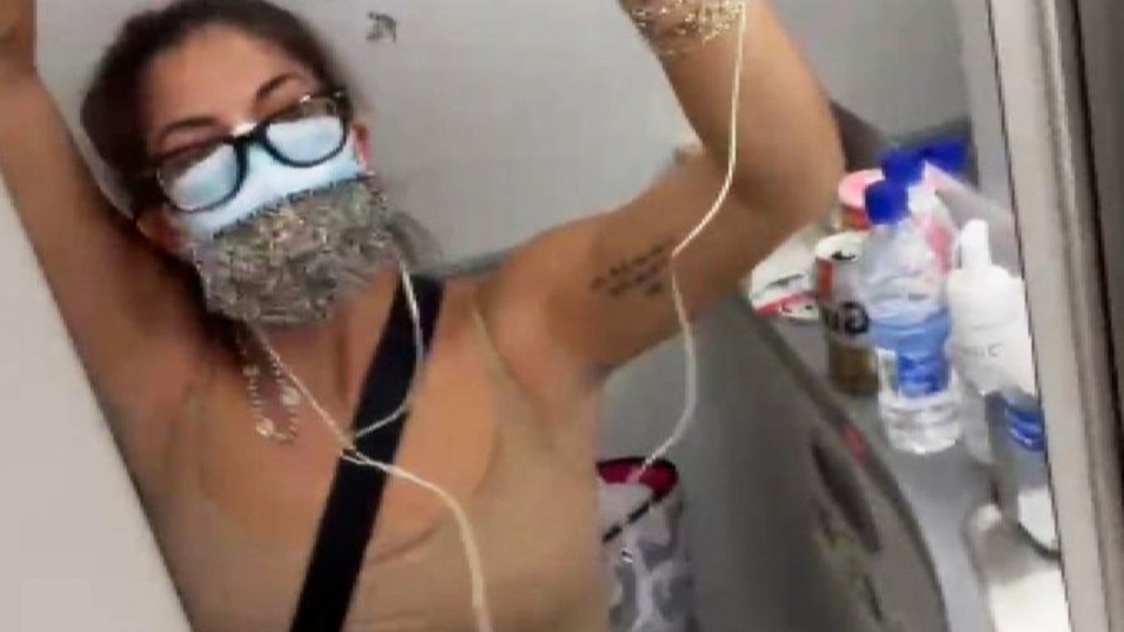 Pasó cinco horas encerrada en el baño de un avión tras descubrir que tenía coronavirus