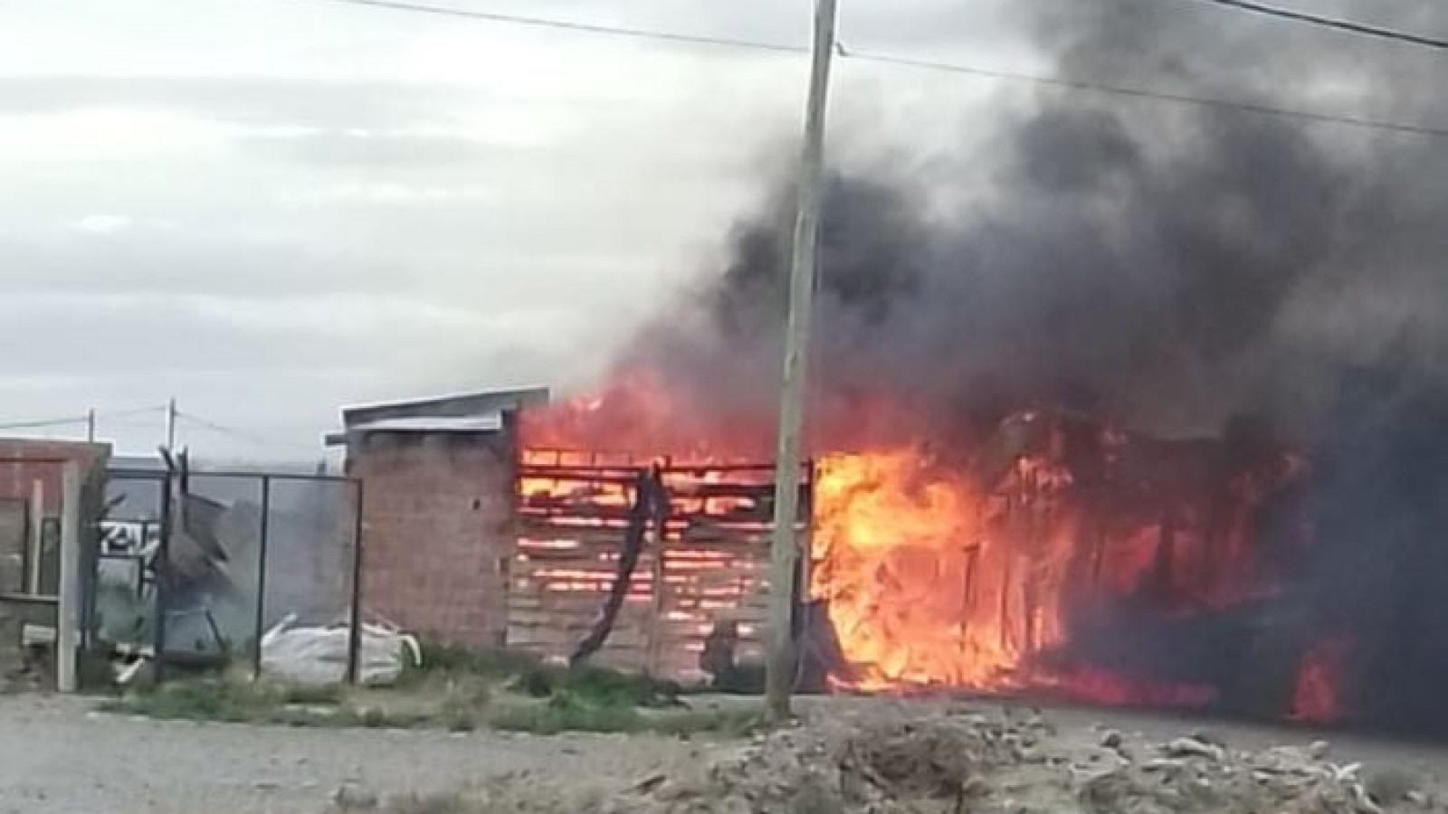Incendio de grandes proporciones destruyó una vivienda, una mujer fue hospitalizada