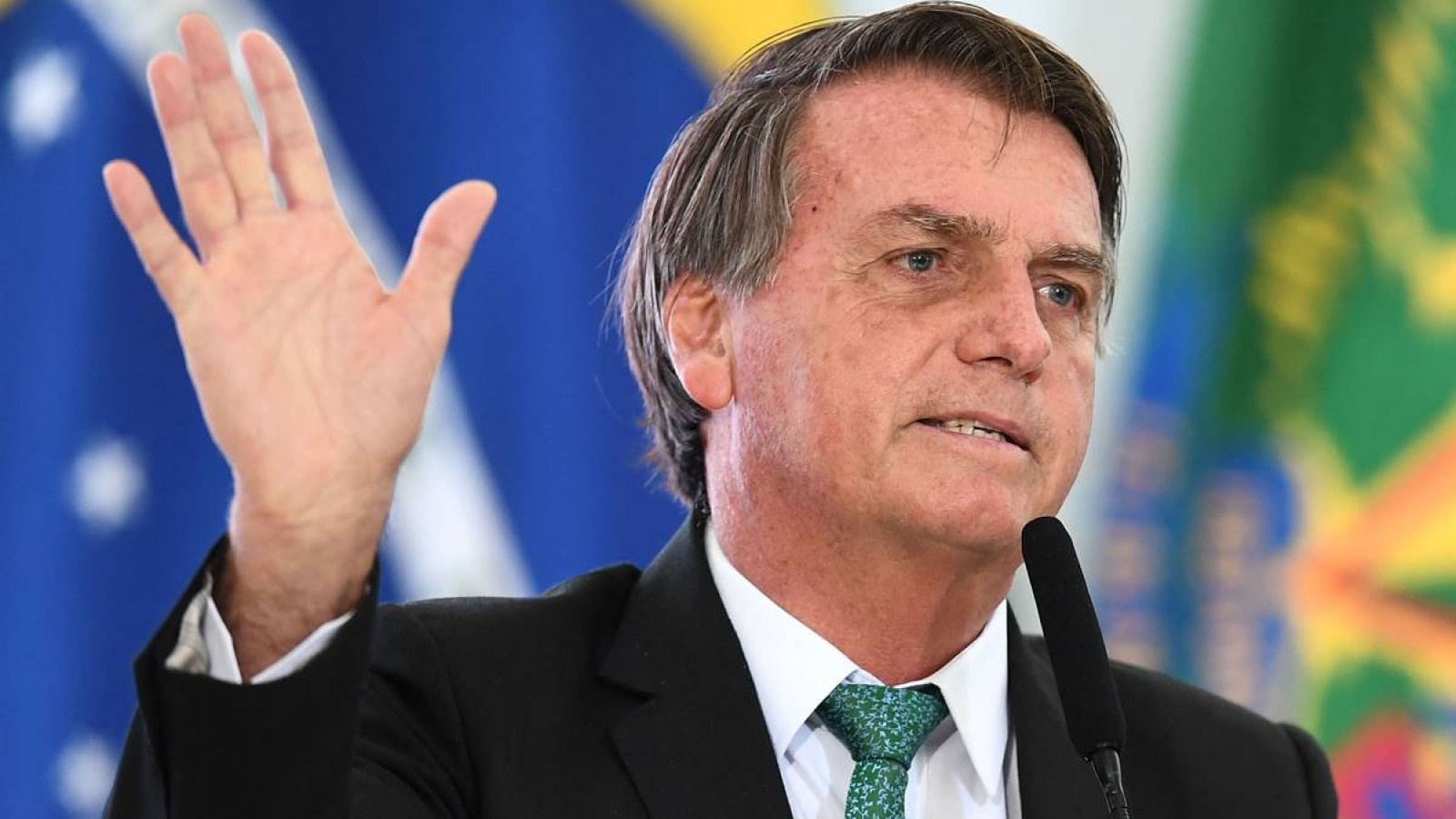 Bolsonaro interrumpió sus vacaciones y fue internado en San Pablo