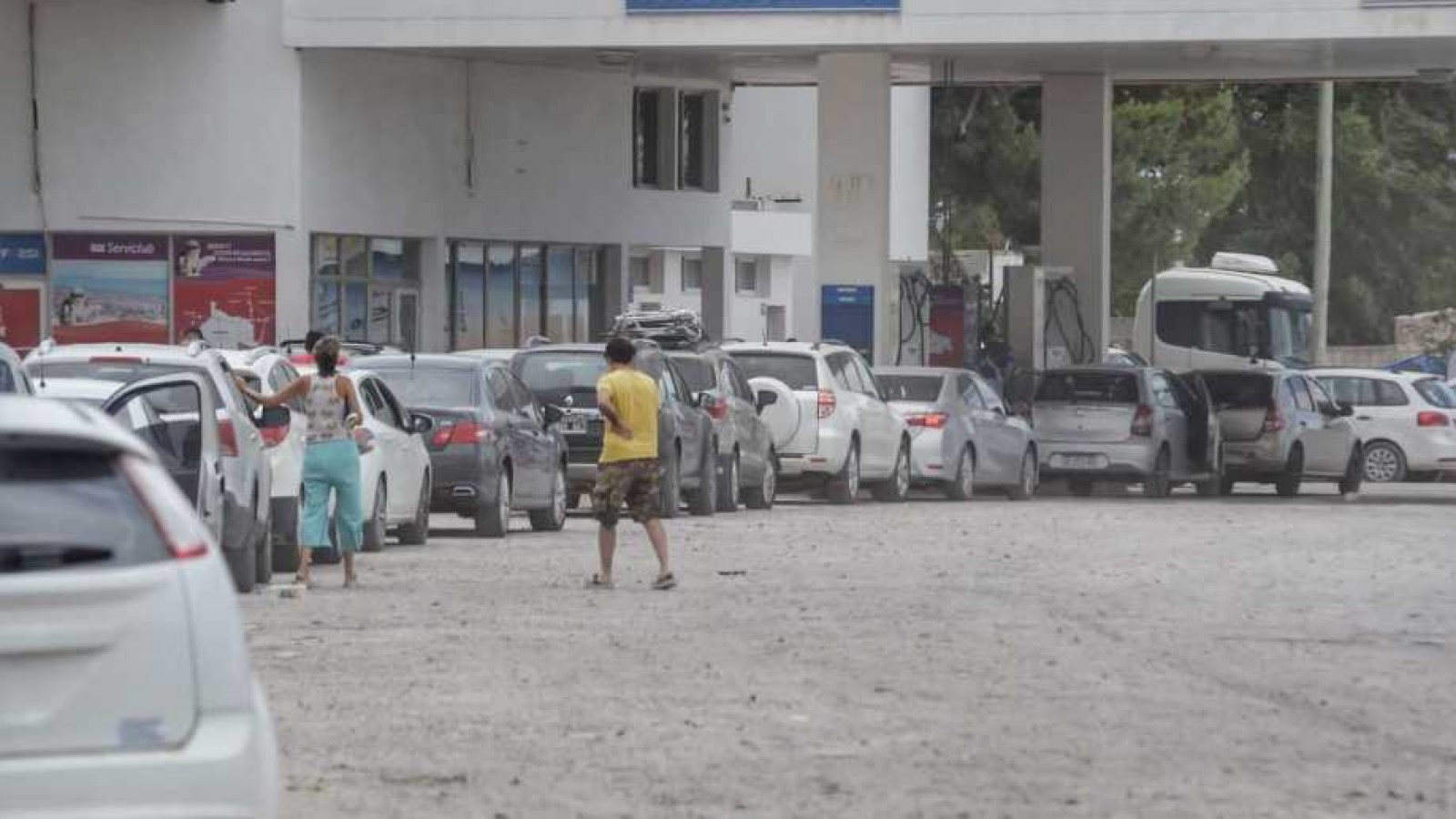 Largas colas para cargar combustible en Las Grutas