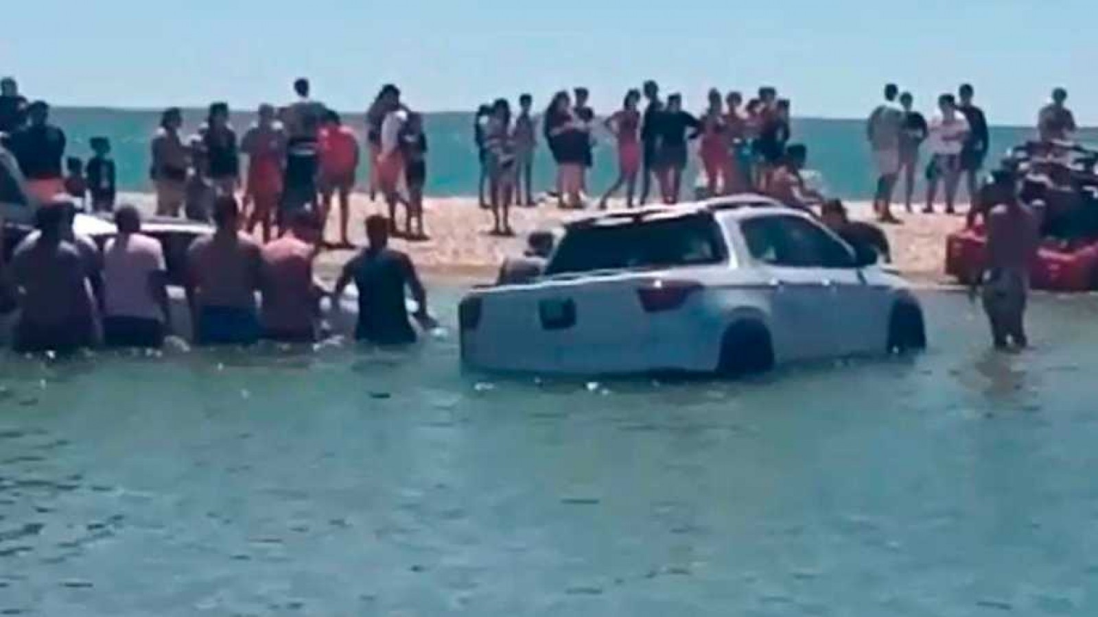 Otra vez el descuido: El mar cubrió vehículos en Las Grutas y San Antonio Este