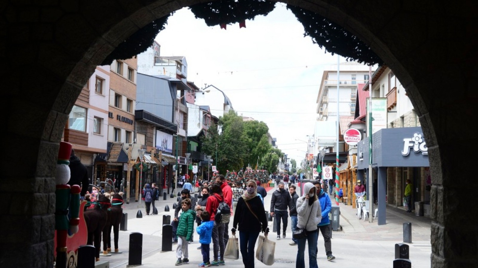 Informan qué sucede con los turistas que se contagian de Covid en Las Grutas o Bariloche