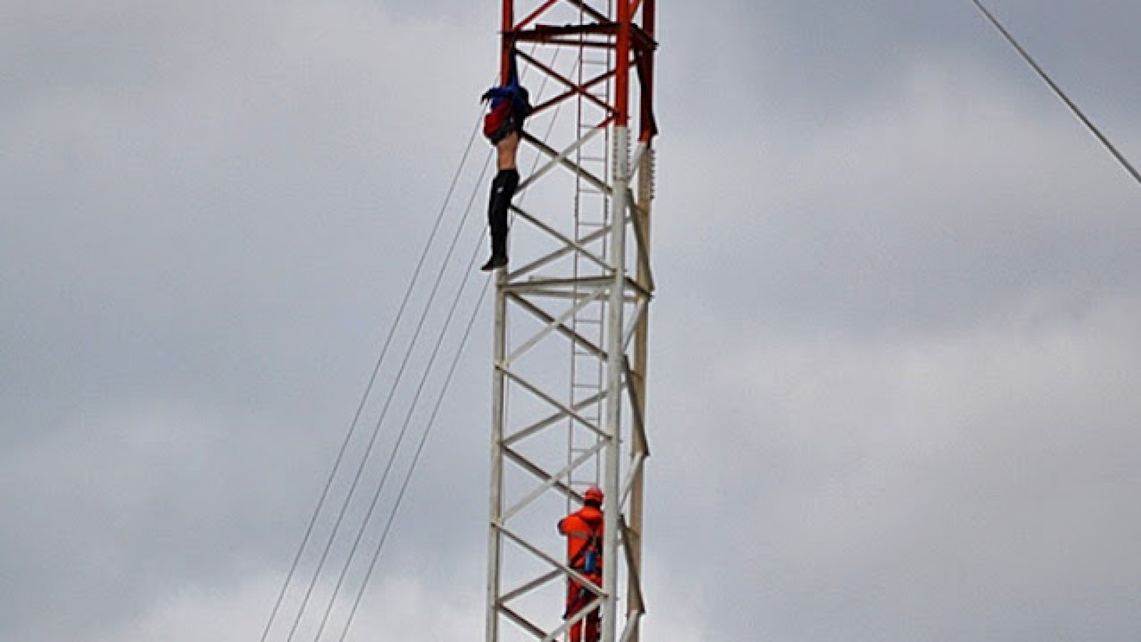 Rescatan a un joven que amenazaba con arrojarse de la antena de Radio Nacional