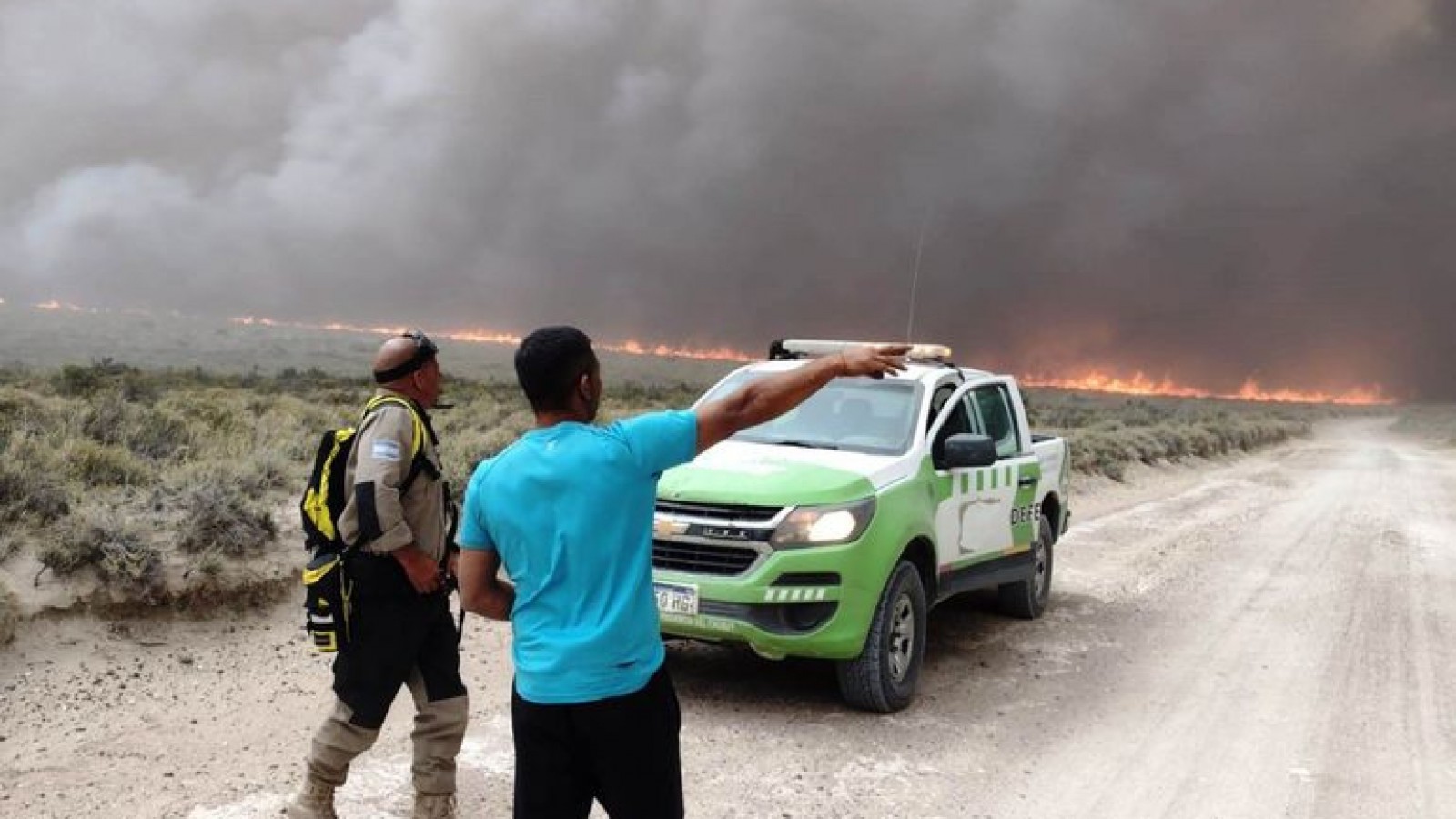 Se reavivó el fuego y siguen los trabajos para controlar el incendio al norte de Puerto Madryn