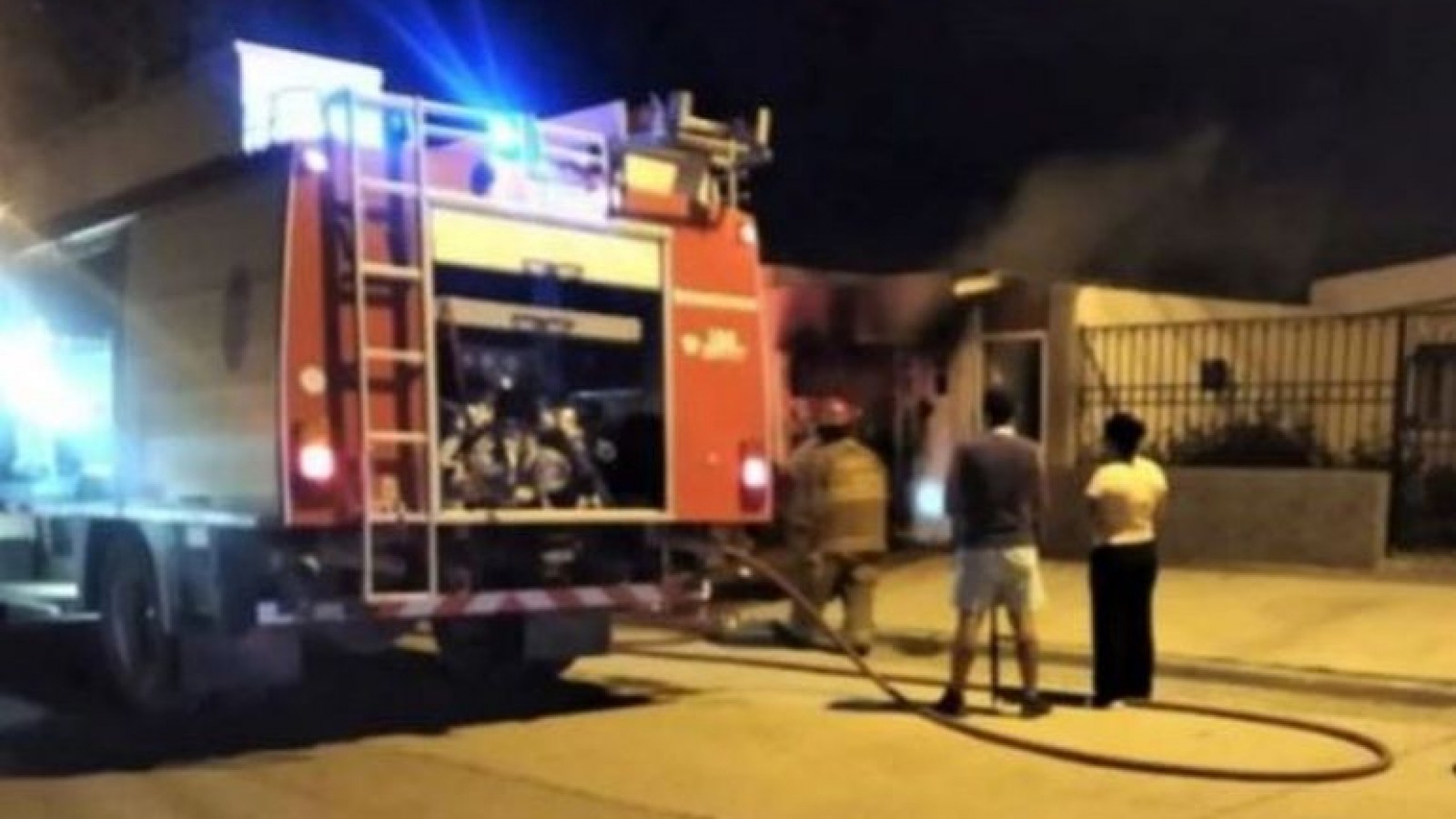 Encerró a un joven en un quincho y lo prendió fuego