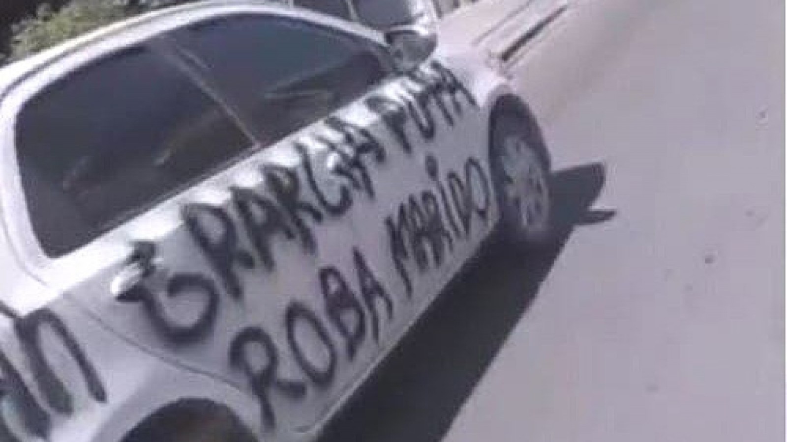 Es viral: escracharon y le pintaron el auto a una "roba maridos"