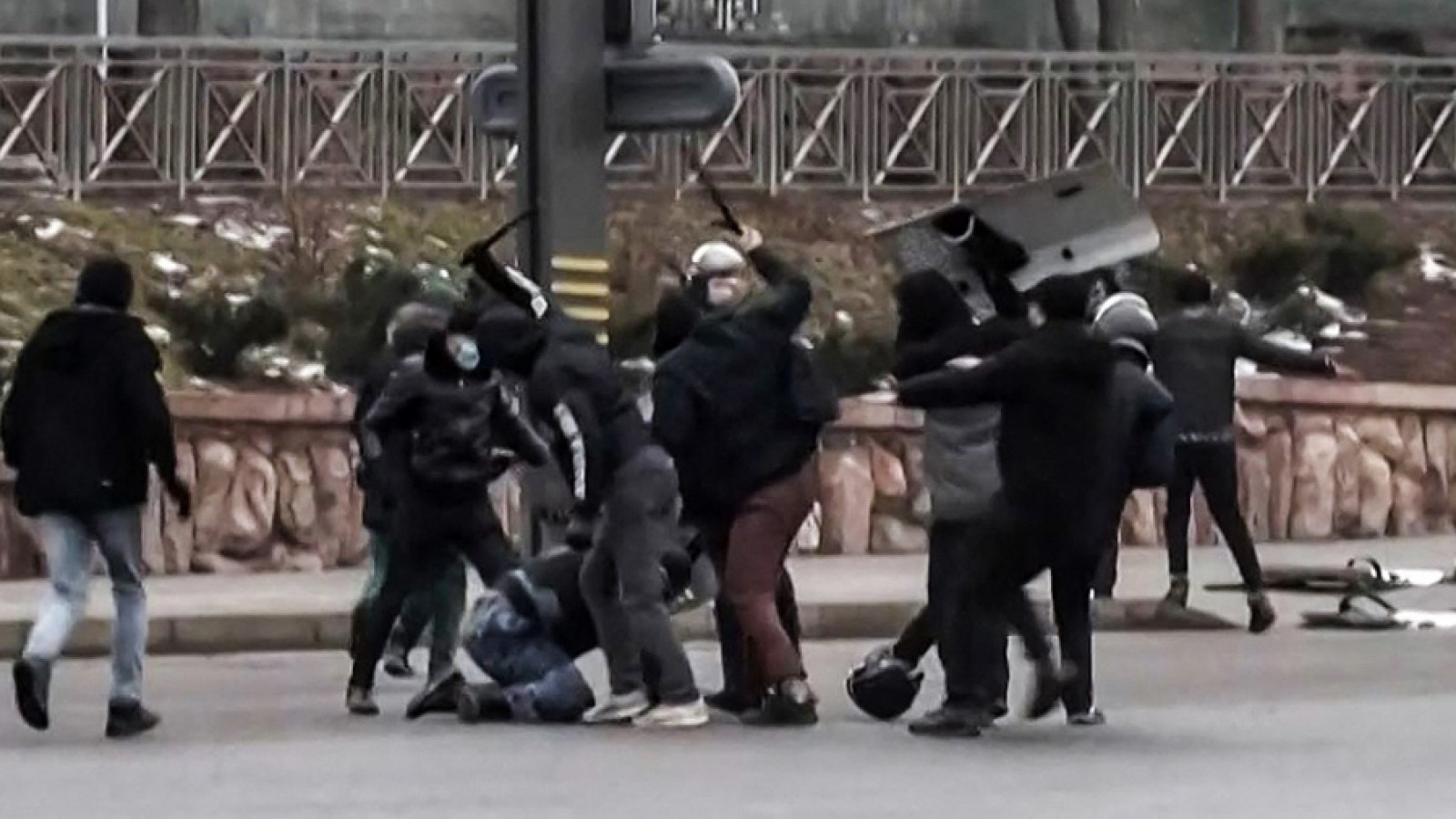 Kazajistan: el Presidente no negociará y autoriza a policías "disparar a matar" para frenar las protestas