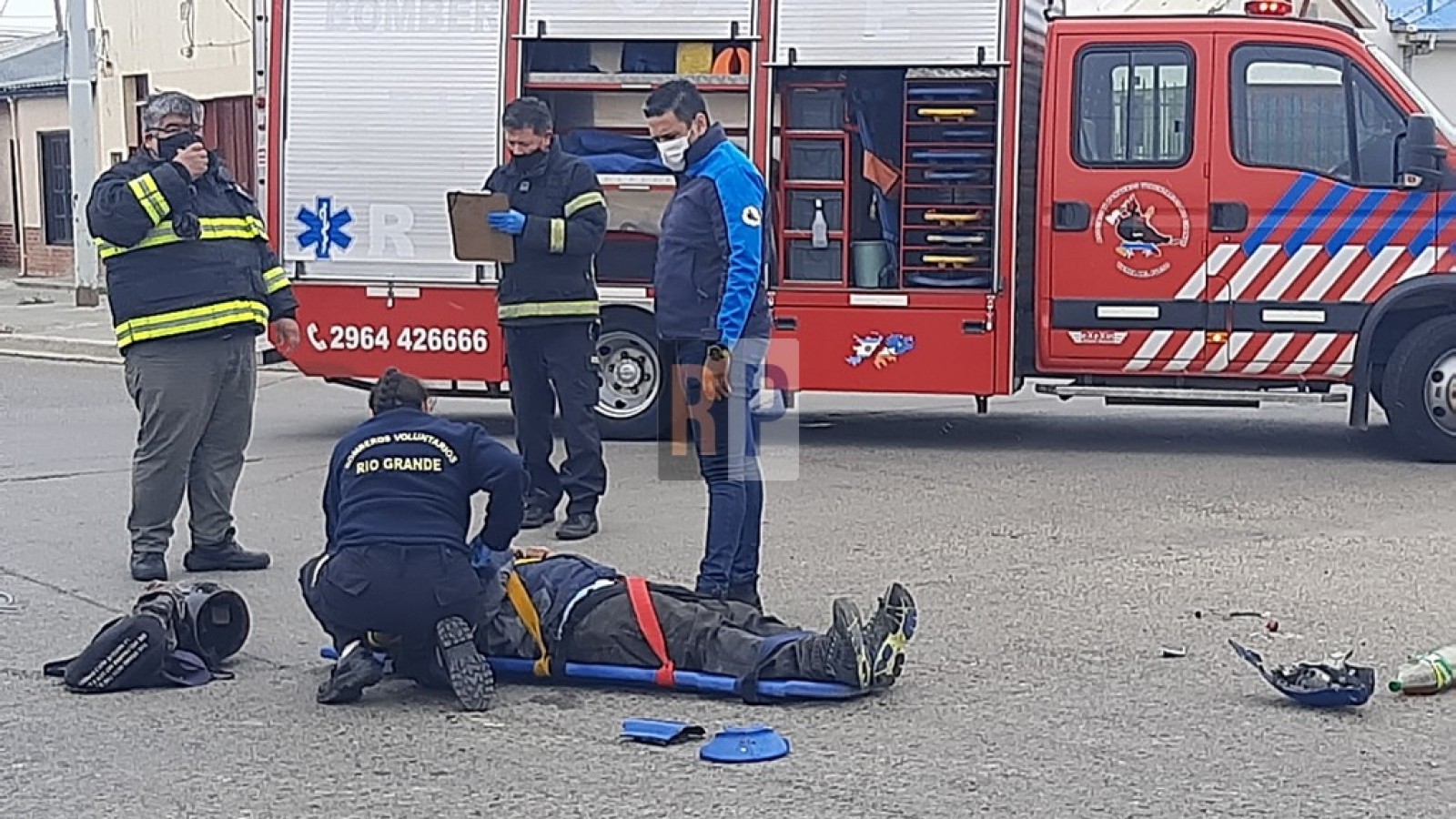 Una motocicleta terminó debajo de un camión pero su conductor se salvó al salir despedido