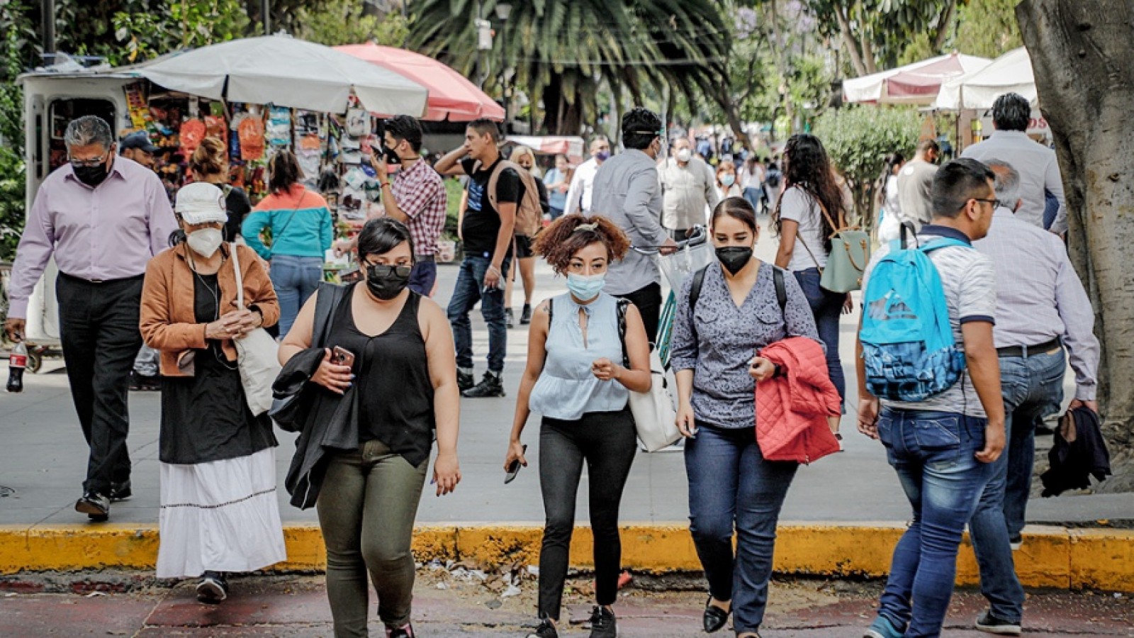 México superó los 300.000 muertos y suspendió vuelos y partidos de fútbol