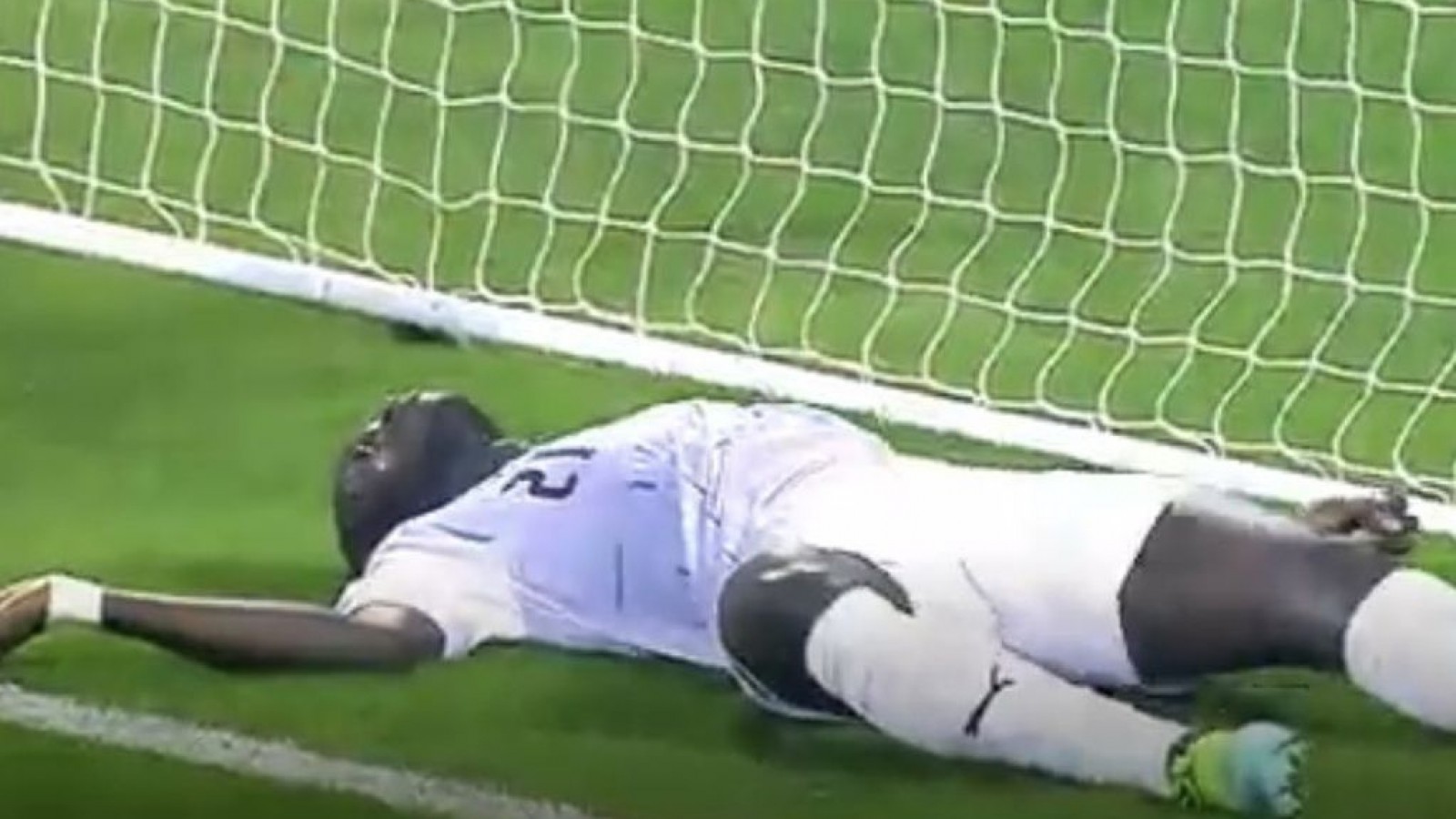 El futbolista Ousmane Coulibaly, sufrió un infarto en pleno partido