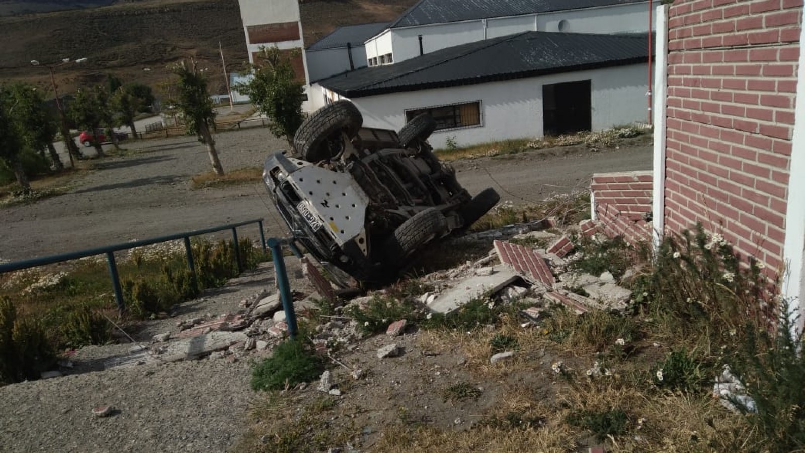 Río Turbio: despistó, se subió a la vereda, chocó una tapia y volcó