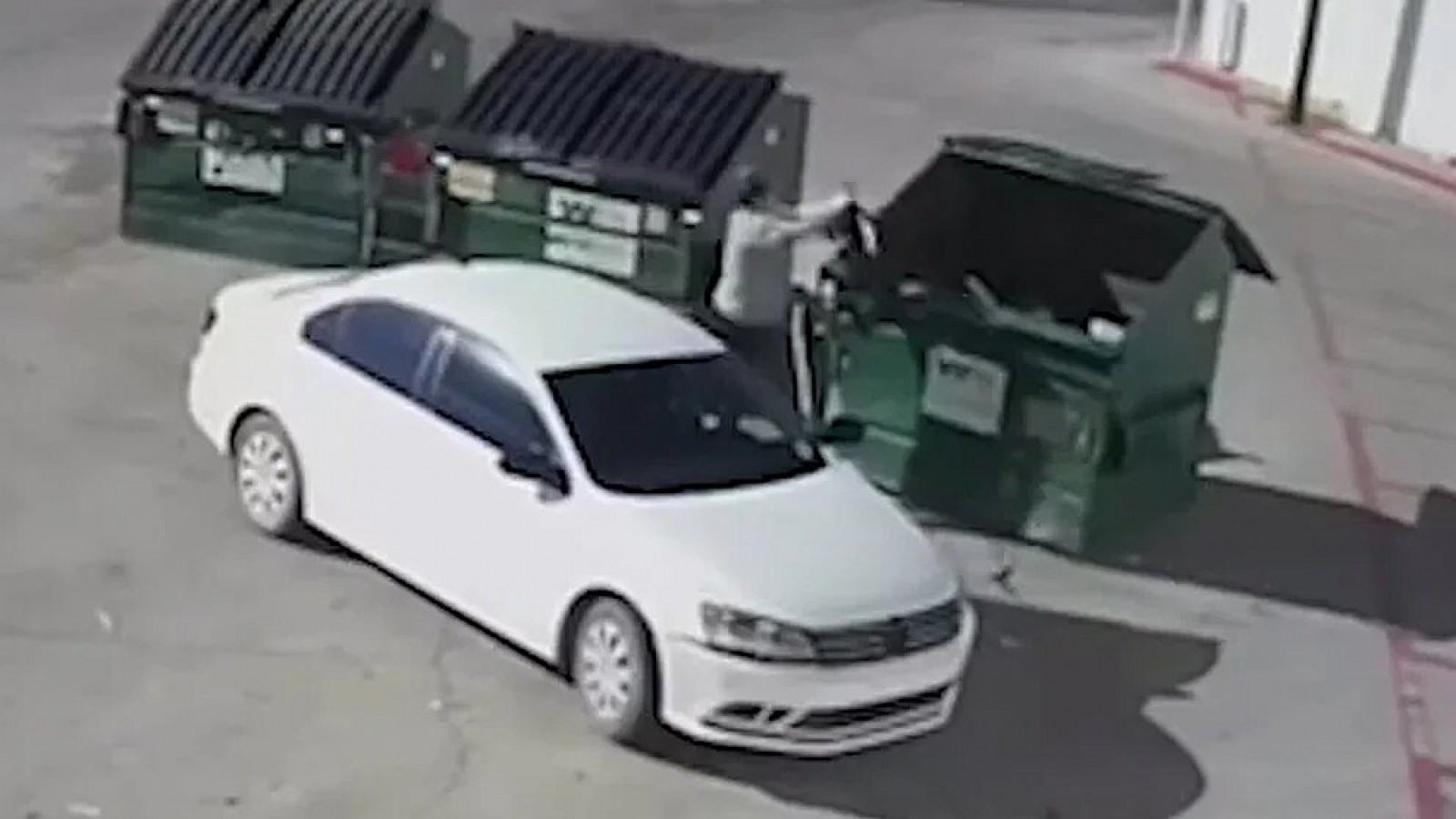 Sin perdón: cámara de seguridad captó a una mujer arrojando a su hija a la basura