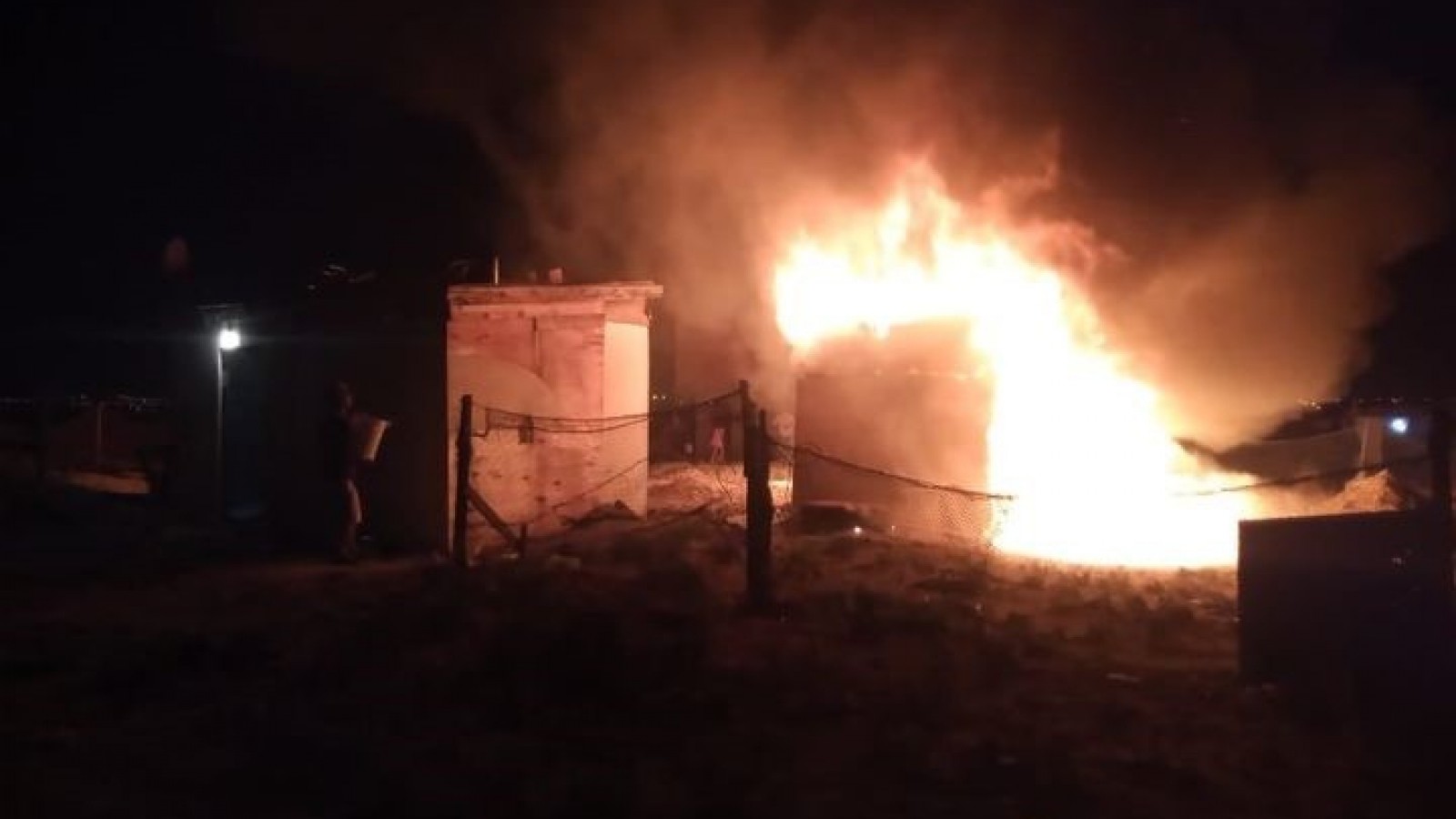 Discutió con su vecino por una pala, lo agredió y prendió fuego su casa