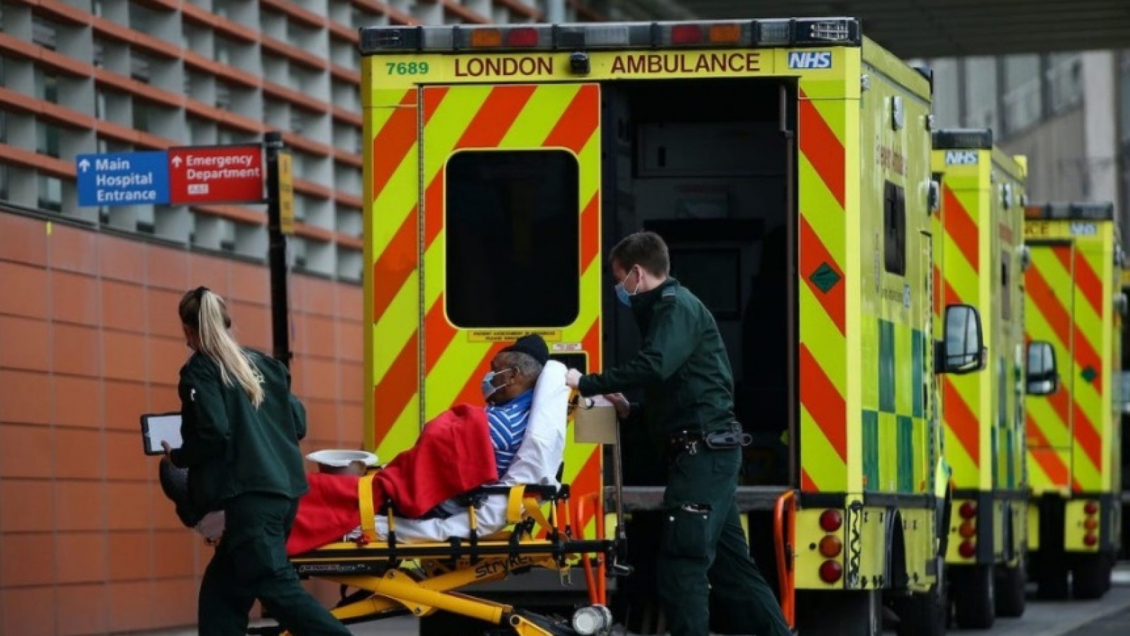 Reino Unido e Italia registraron más de 300 muertes por Covid-19 en un día