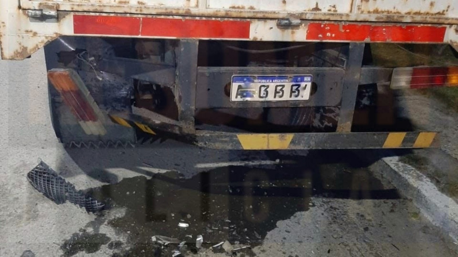 Conductor en estado de ebriedad se durmió al volante y chocó a un camión estacionado