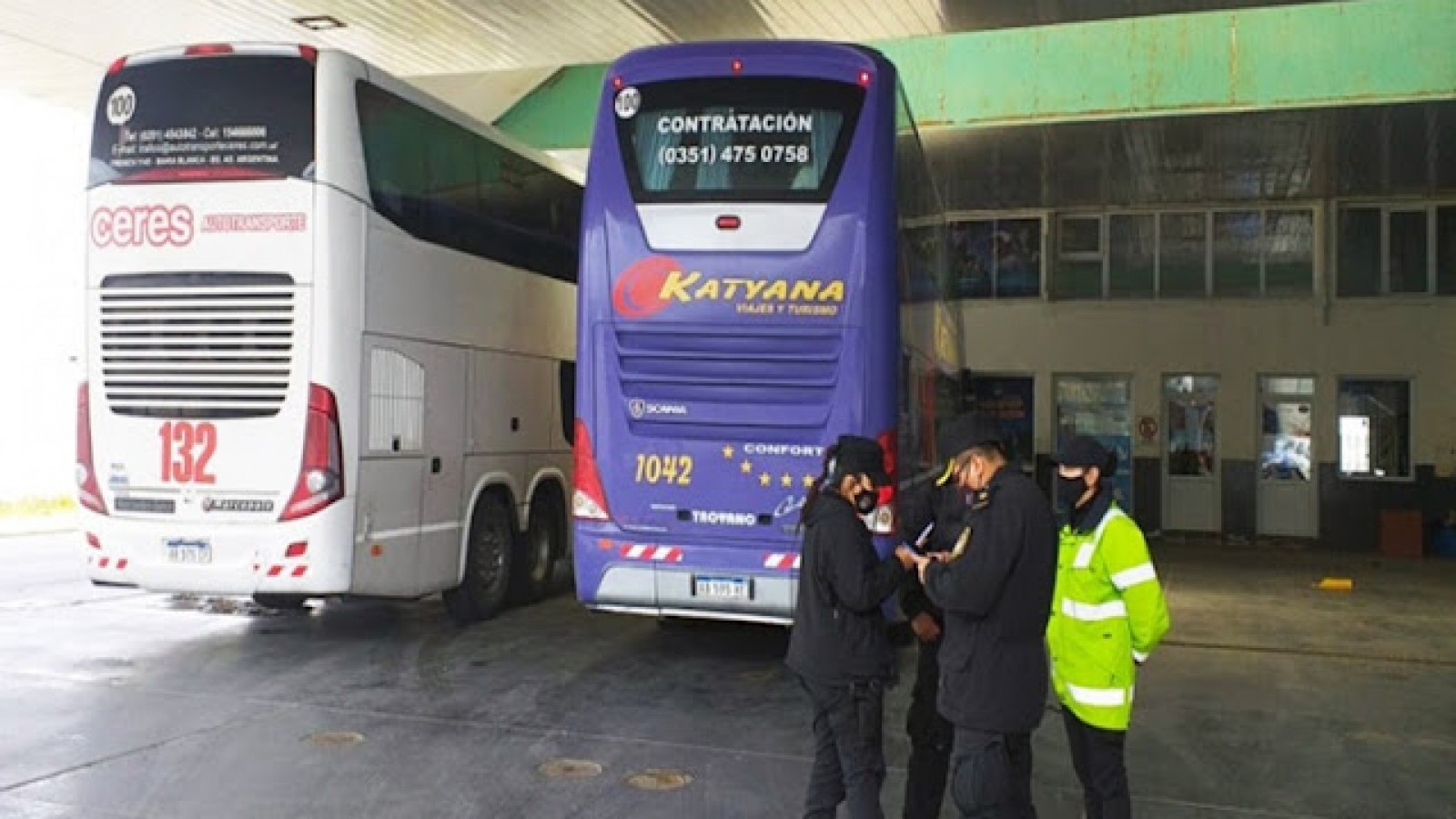 Colectivos con turistas varados, luego de ser rechazados en Chile por múltiples casos de Covid