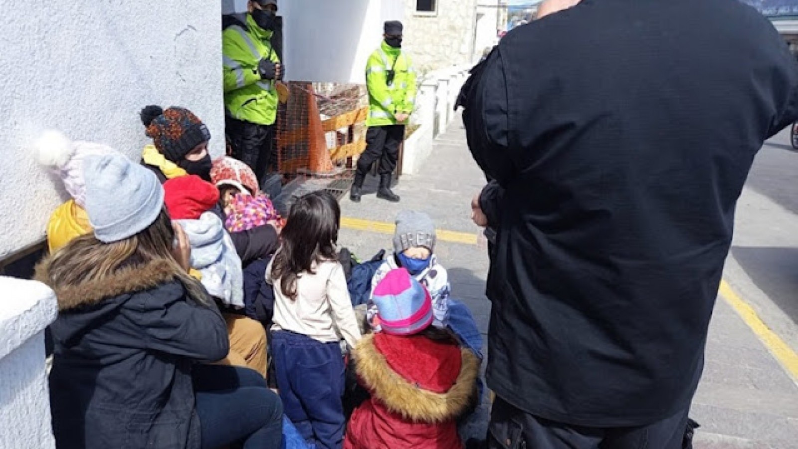 Mujeres se encadenaron en Casa de Gobierno de Tierra del Fuego reclamando vivienda