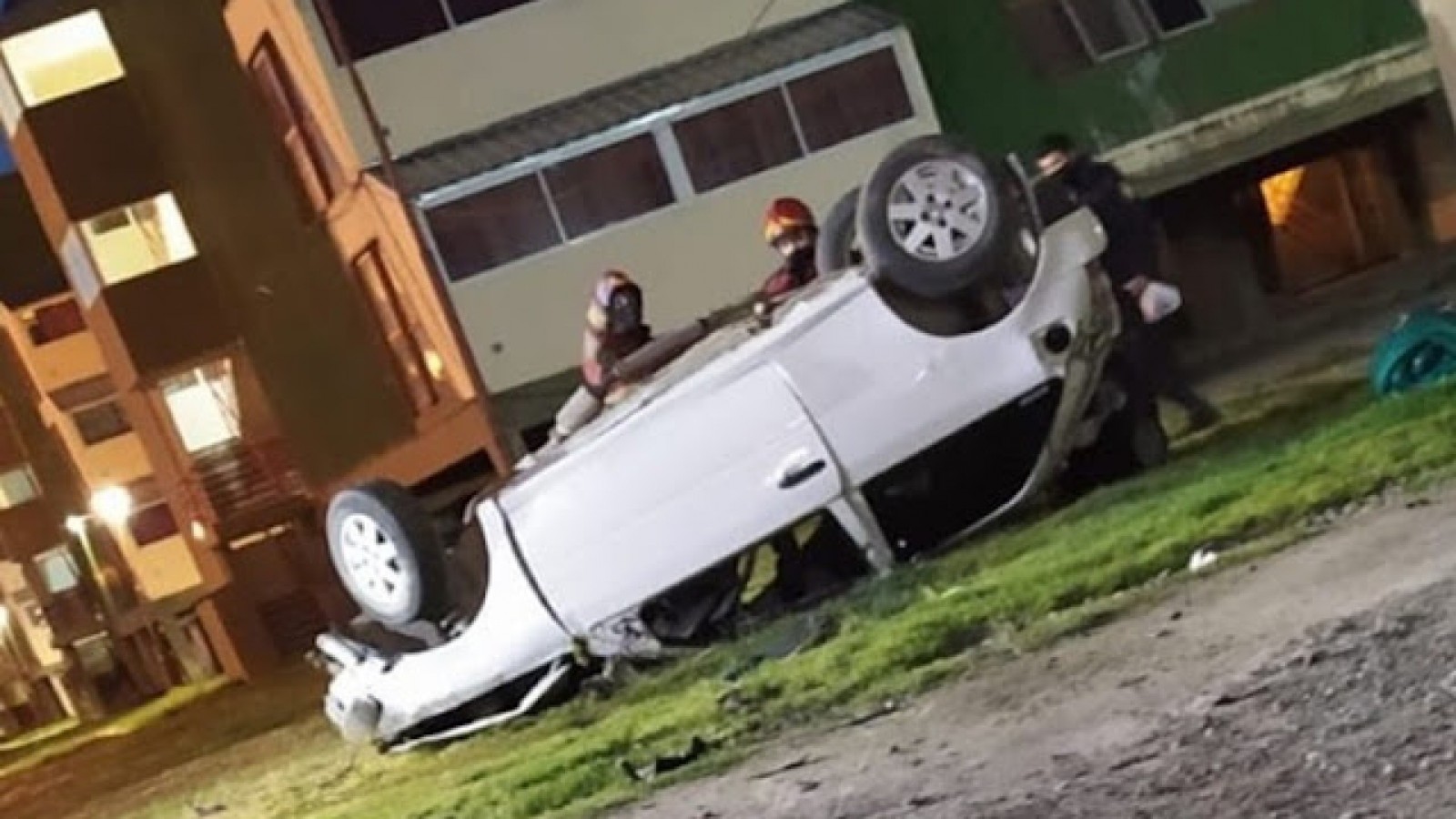 Choque y vuelco con lesionados, uno de ellos grave