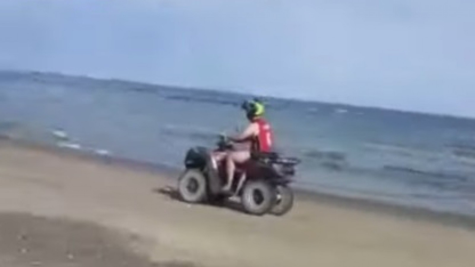 Quejas en Las Grutas por la circulación de cuatriciclos en costas no habilitadas