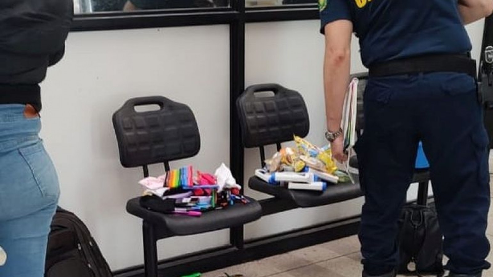 Junto a su pequeña hija entraba a robar en el supermercado