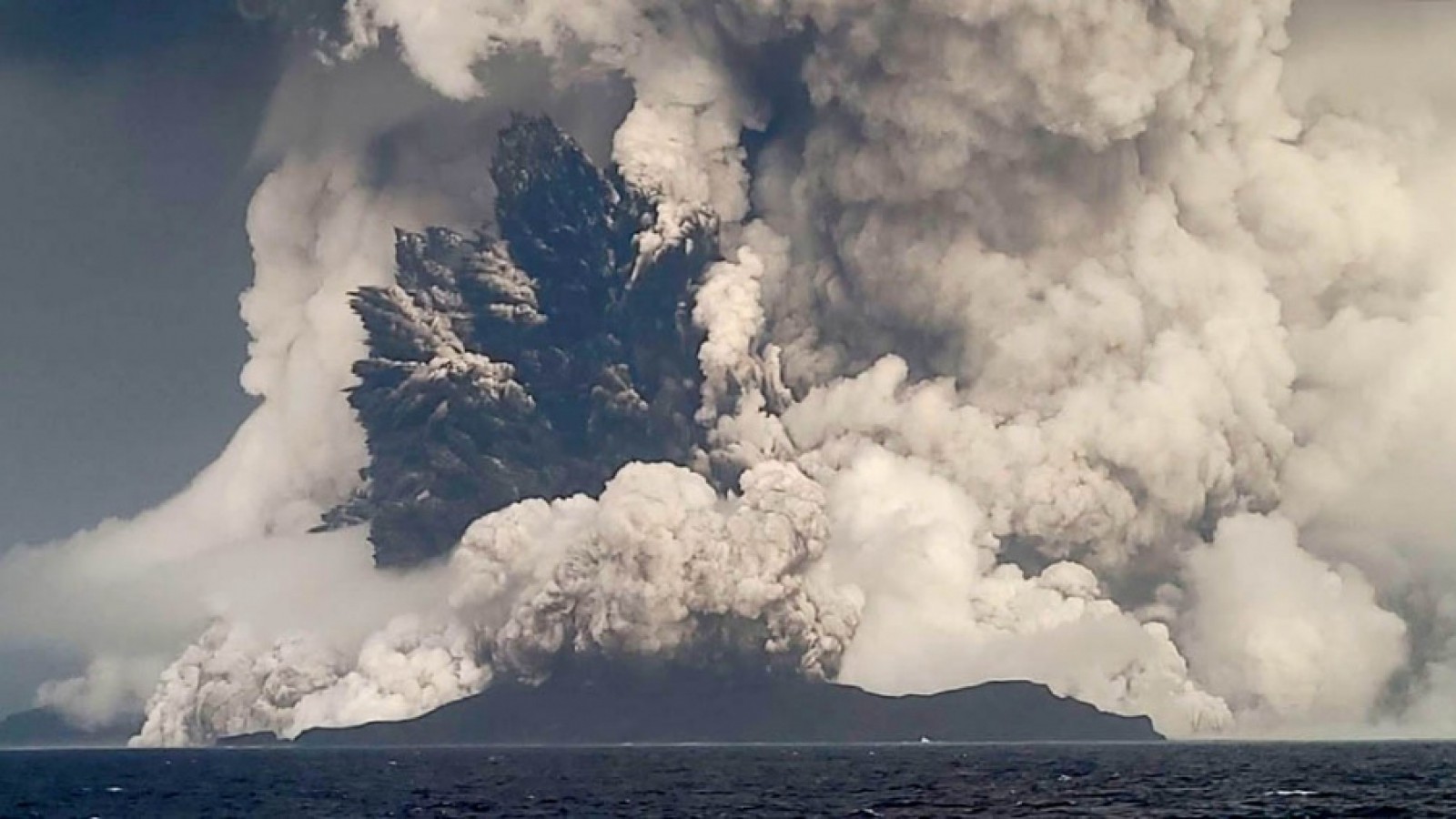 La erupción del volcán Tonga fue "500 veces más poderosa que la bomba de Hiroshima"