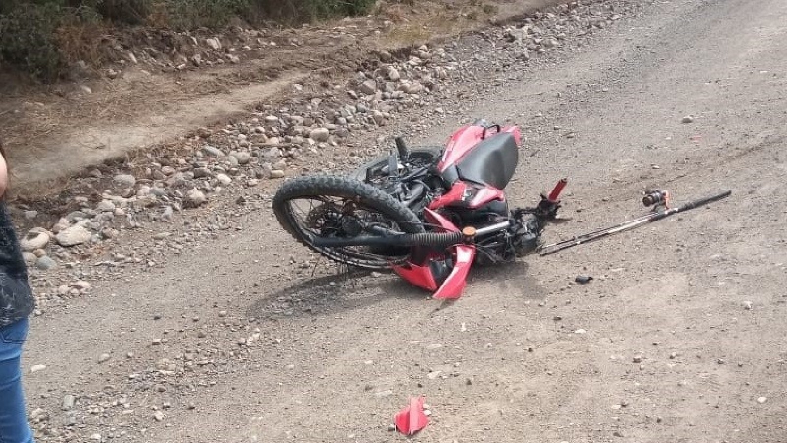 Dos motociclistas hospitalizados con múltiples fracturas tras un fuerte impacto