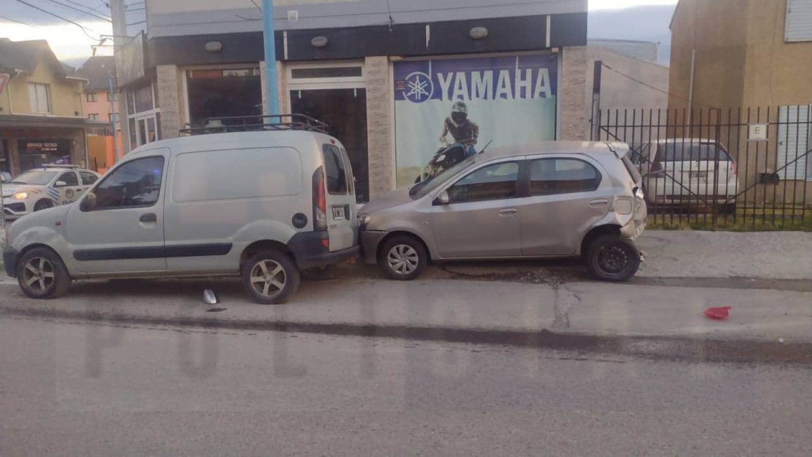 Conductor en estado de ebriedad colisionó con su vehículo a otros dos