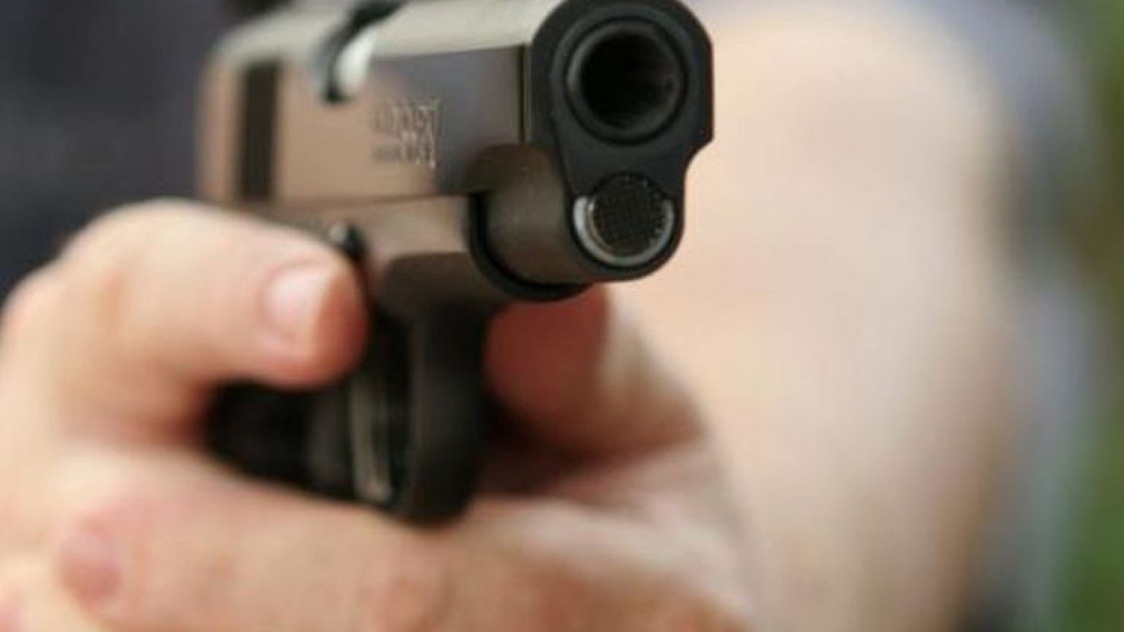 El presunto ladrón le disparó 15 proyectiles a la vivienda.