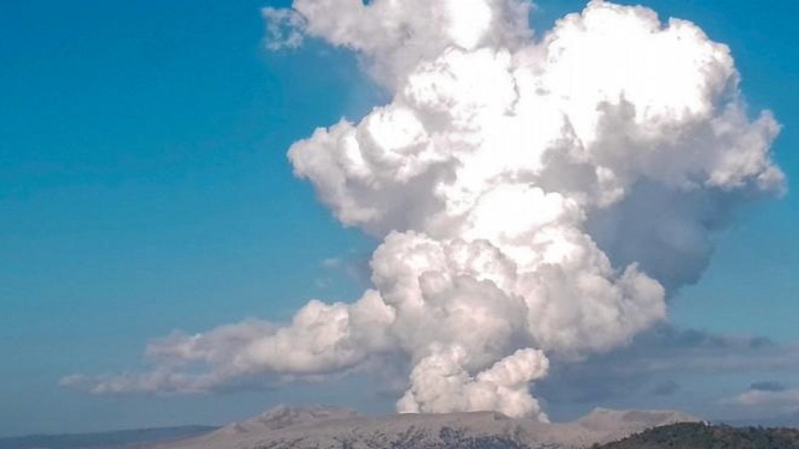 Filipinas: evacúan a miles de personas tras la erupción de un volcán
