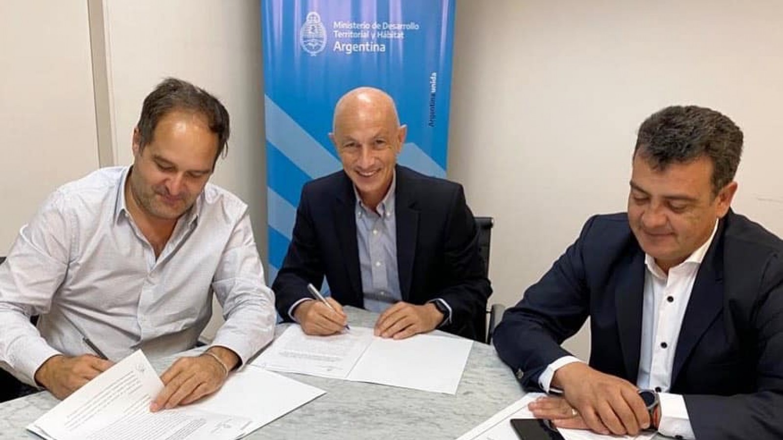 Cotillo firmó un convenio para dar inicio a la construcción de la obra 184 viviendas