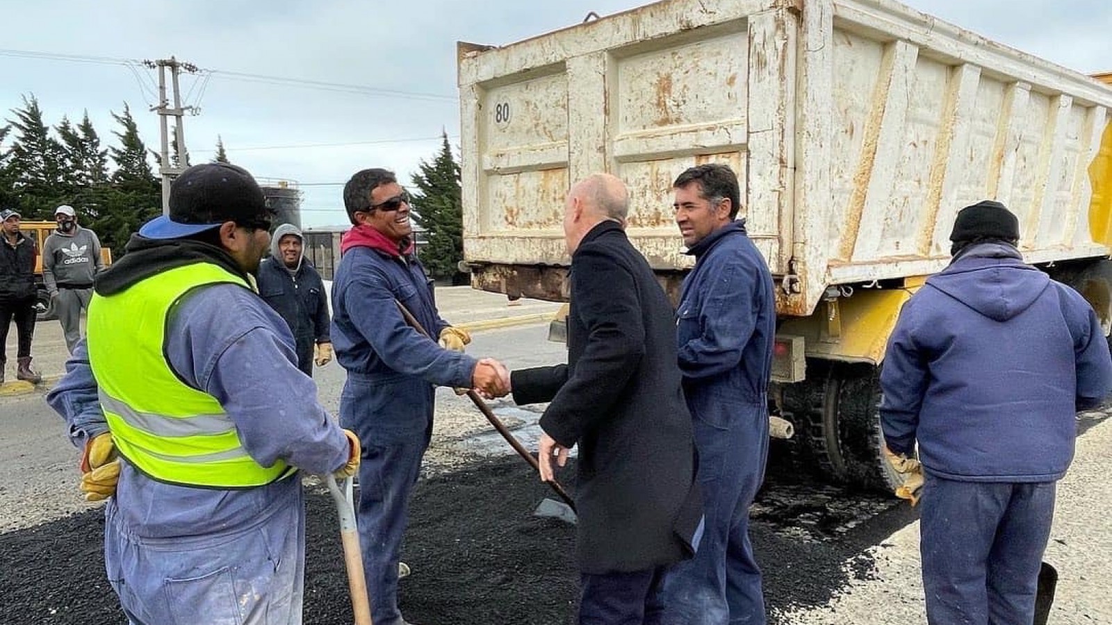 Intendente Cotillo supervisó el “Plan de Bacheo” que se está ejecutando en el acceso norte de Caleta Olivia
