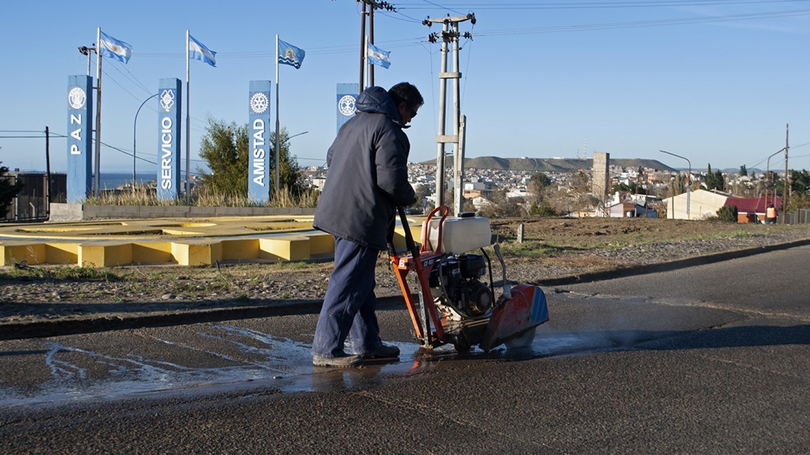 Caleta Olivia: continúa con la reparación asfáltica en el acceso norte