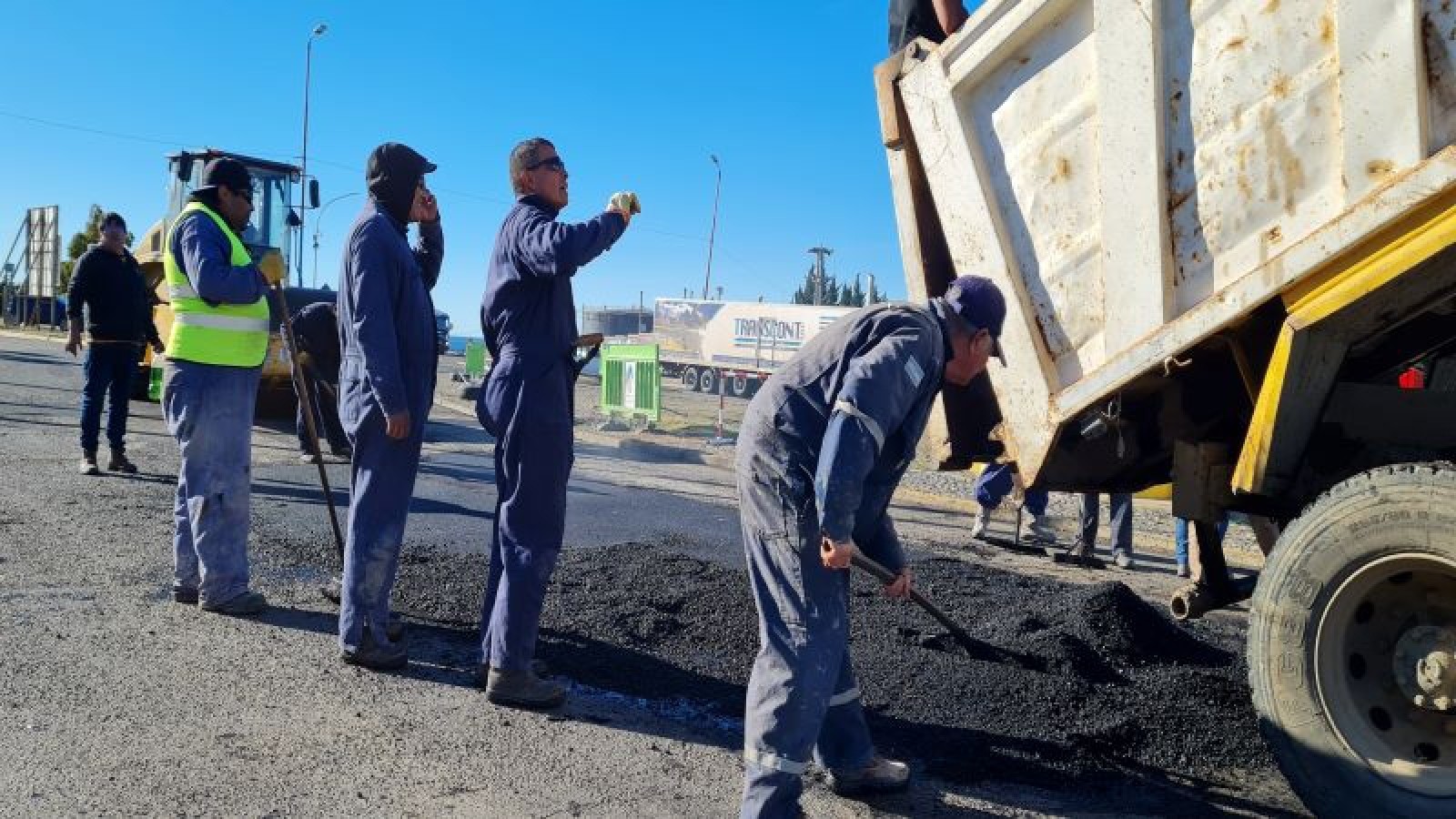 Municipio de Caleta Olivia avanzó con el Plan de Bacheo en la rotonda del acceso norte