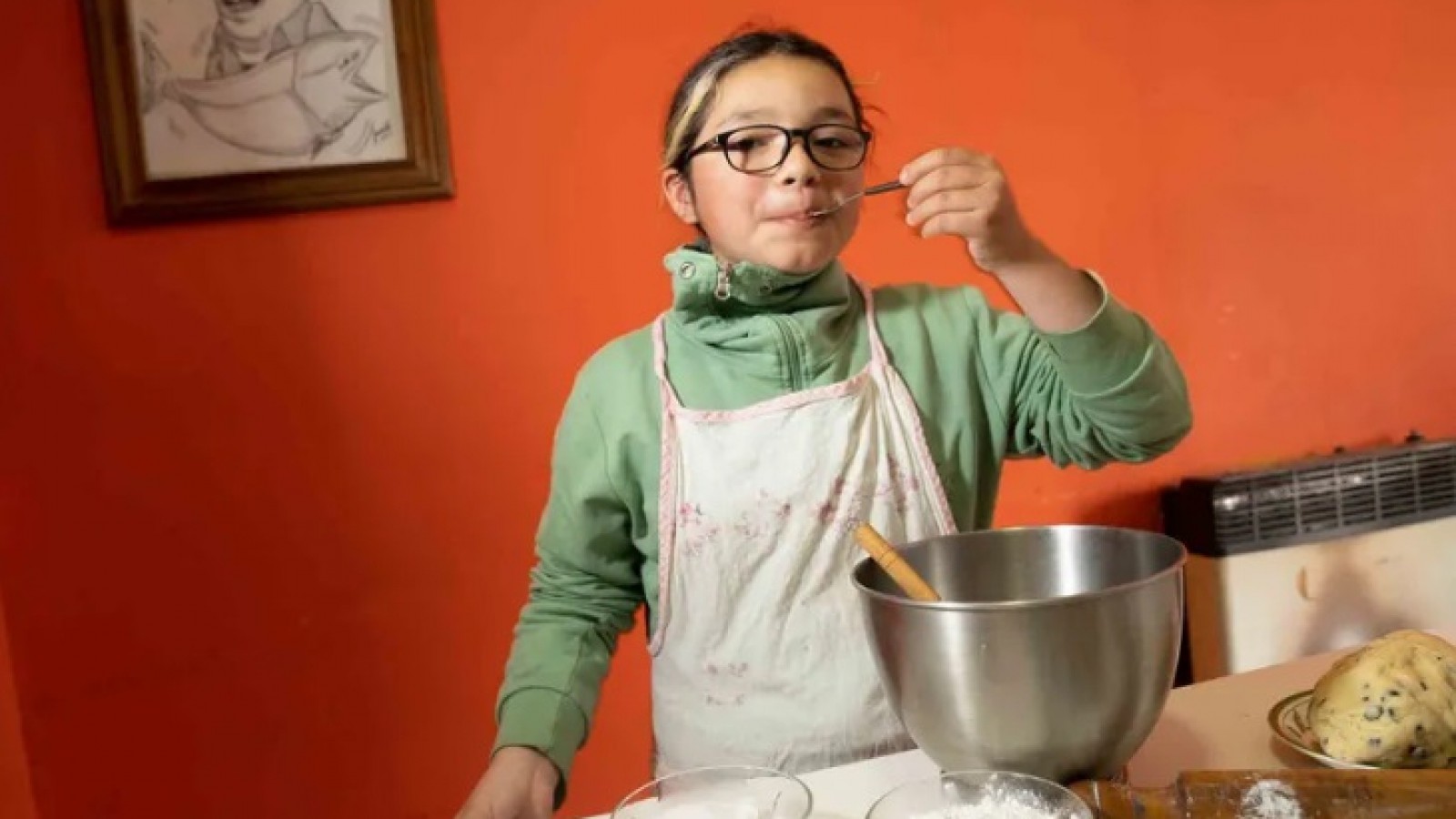Ambar Benítez, una joven de Piedra Buena, hace alfajores para cumplir su sueño de viajar a Machu Picchu cuando cumpla15 años