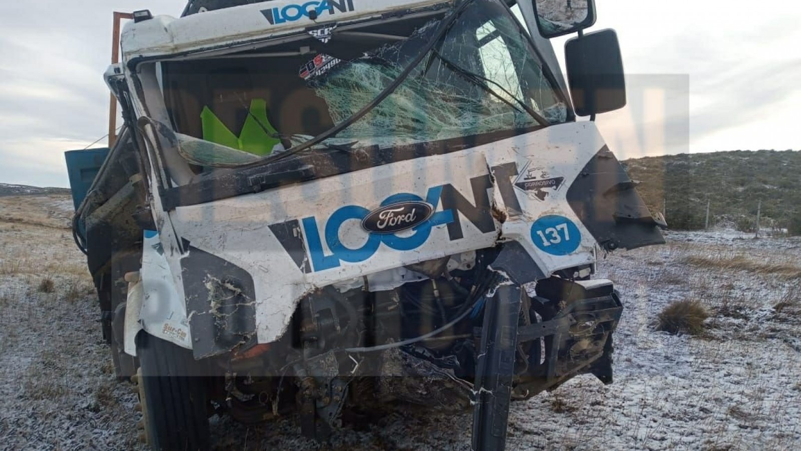 Fatal choque frontal entre un utilitario y un camión deja 2 muertos en la ruta 3