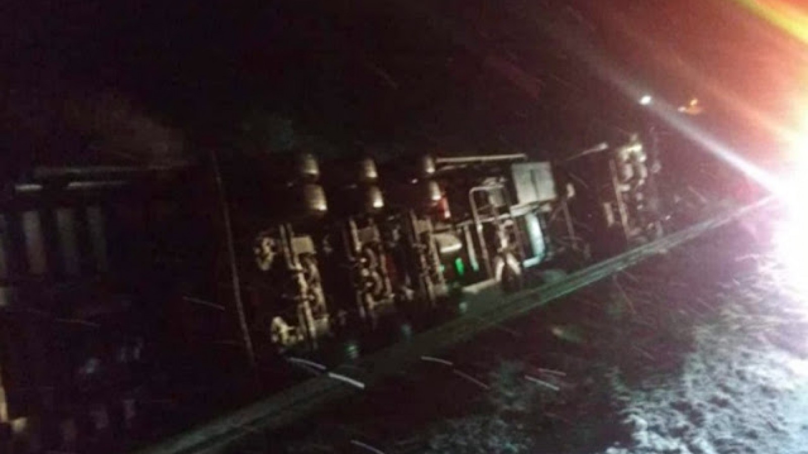 Vuelco de camión volcó en la Ruta 3, deja a una mujer y dos menores lesionados