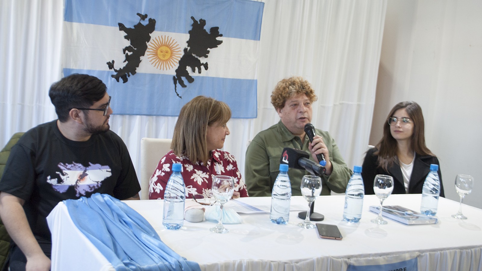 El Municipio de Caleta Olivia presentó el espectáculo musical “Malvinas en la Voz”