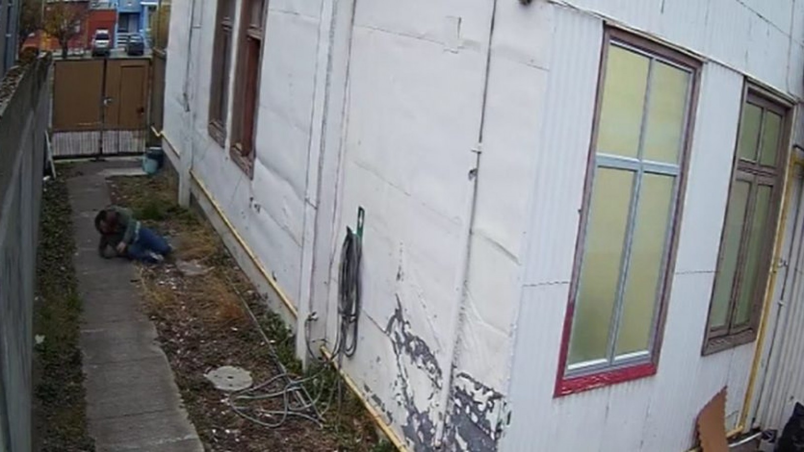 El hecho quedó registrado en videos de cámaras de seguridad.