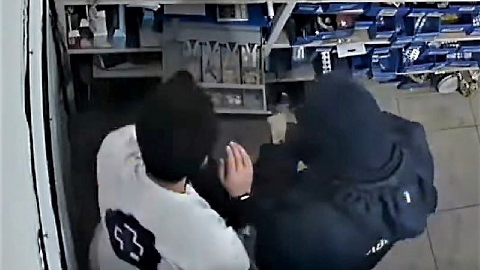 El hombre está acusado de robar en una farmacia.