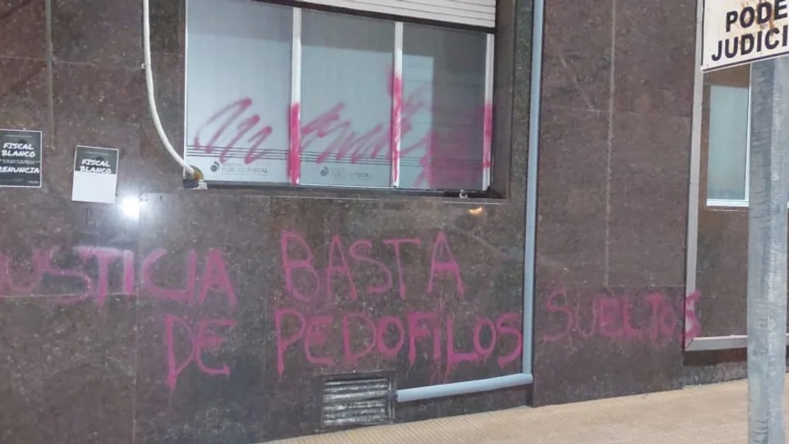 Vandalizaron el Ministerio Público Fiscal de Comodoro Rivadavia.