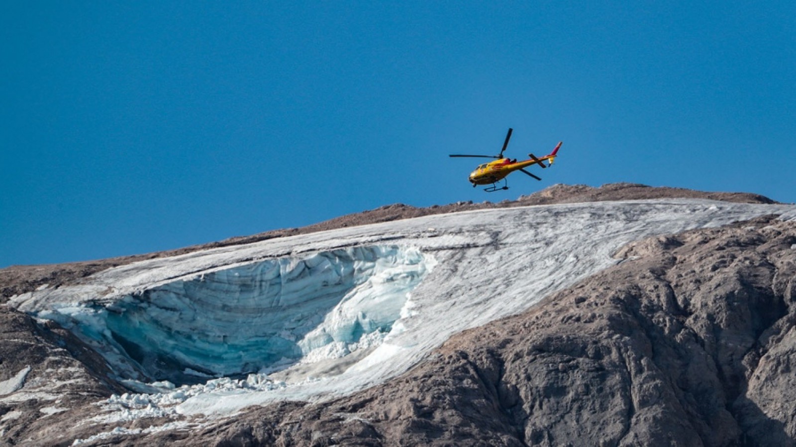 Buscan desaparecidos por desprendimiento de glaciar en Italia, que dejó siete muertos