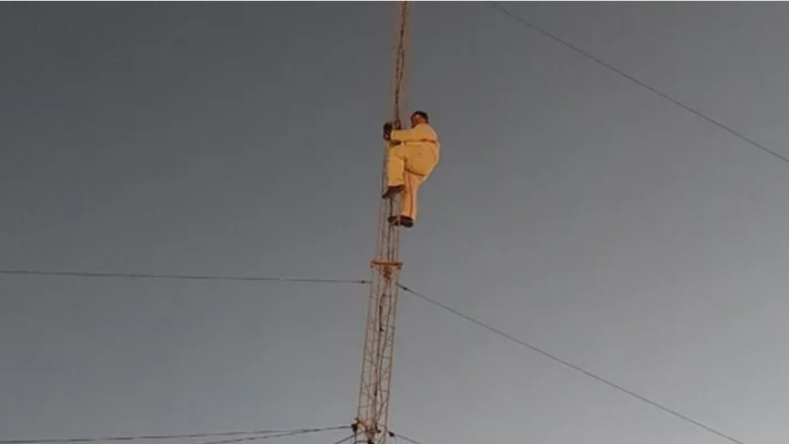 El hombre se trepó a una antena para solicitar una solución